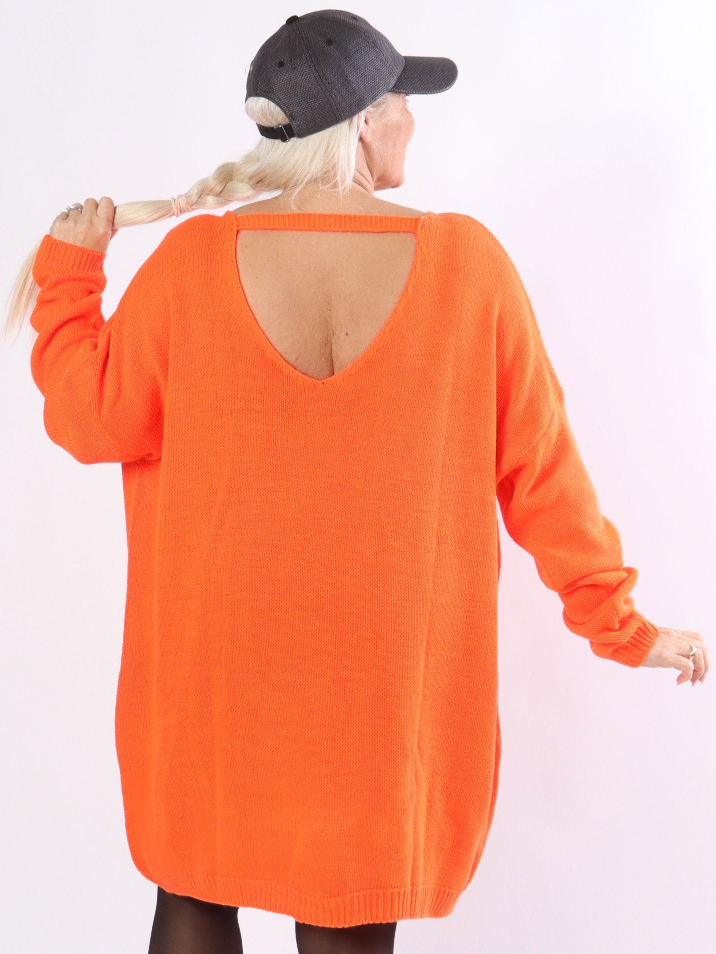 Stella - Enkel stickad klänning i plus size med låg rygg